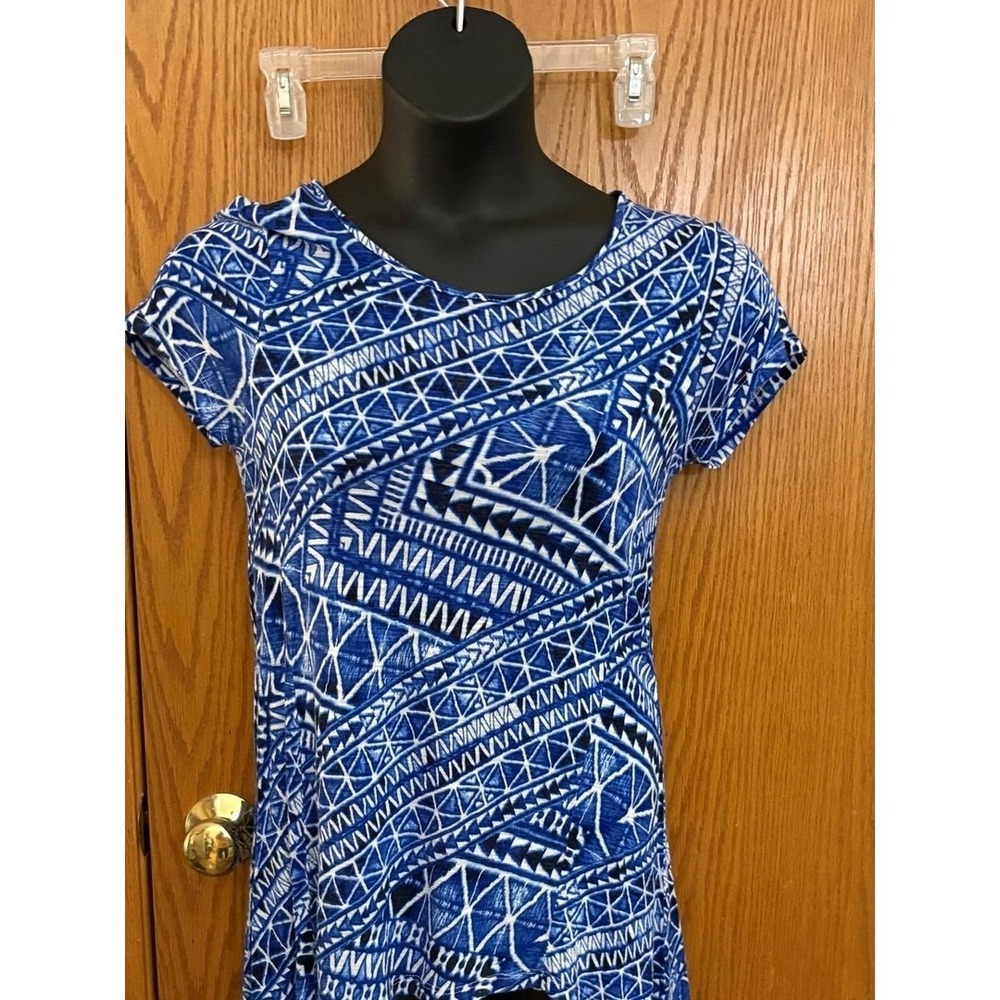 dressbarn Blue & White Geometric Short-Sleeve Top